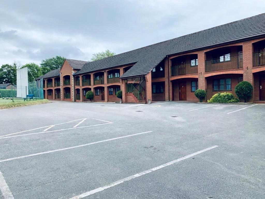 Tollgate Hotel & Leisure Stoke-on-Trent Exterior photo